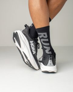 Meia para corrida HUPI: o que realmente muda quando ela respira e não laceia